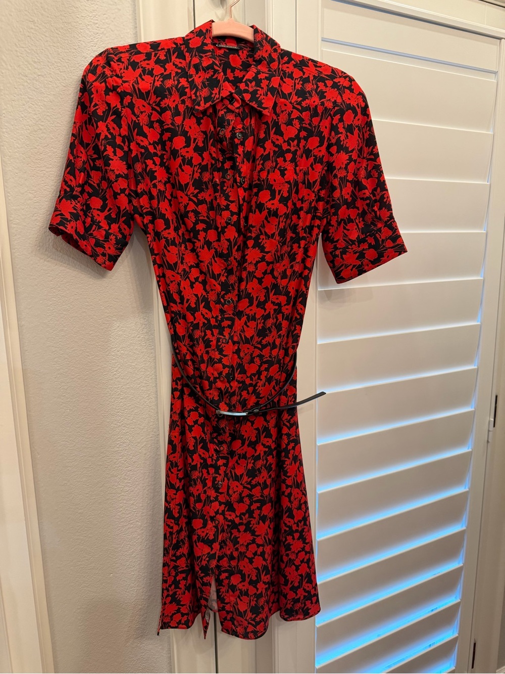 Elie Tahari Red and Black Floral Short Sleeve shirt dress. Size 4